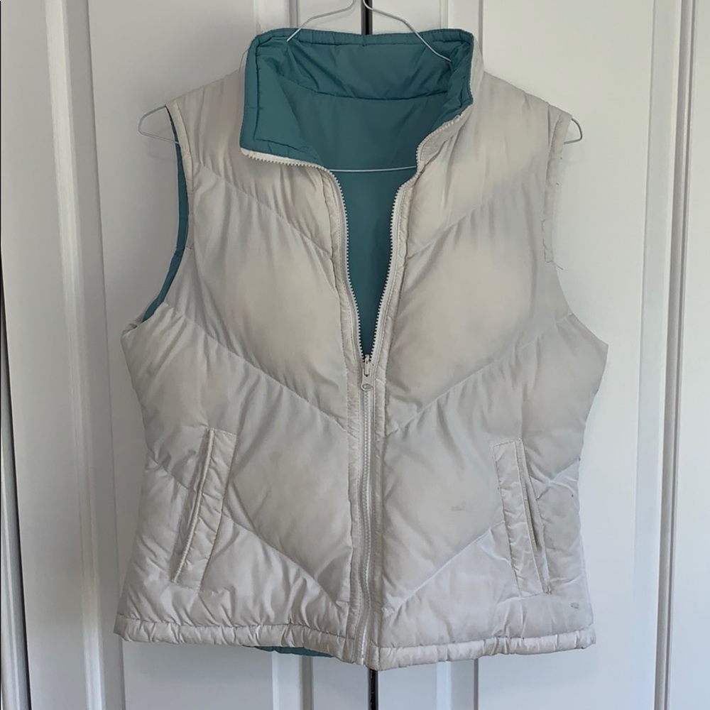 Reversible blue and white puffy vest